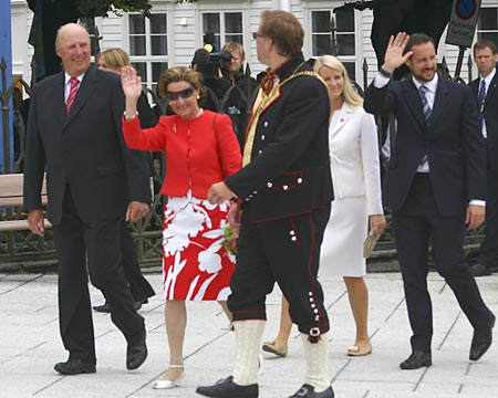 King Harald and Queen Sonja celebrating in Stavanger