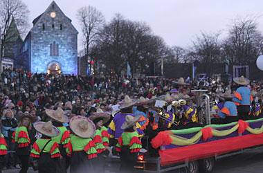 The Stavanger 2008 opening parade, with the cathedral in the background